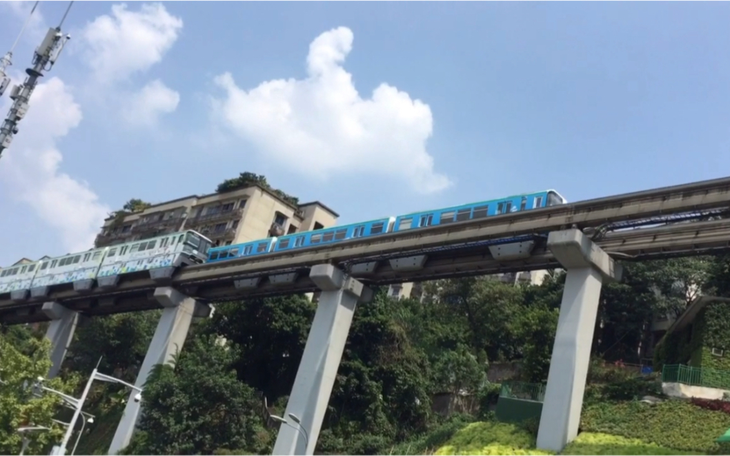 重庆轻轨轨道交通2号线李子坝站网红的穿楼列车到底是什么样的
