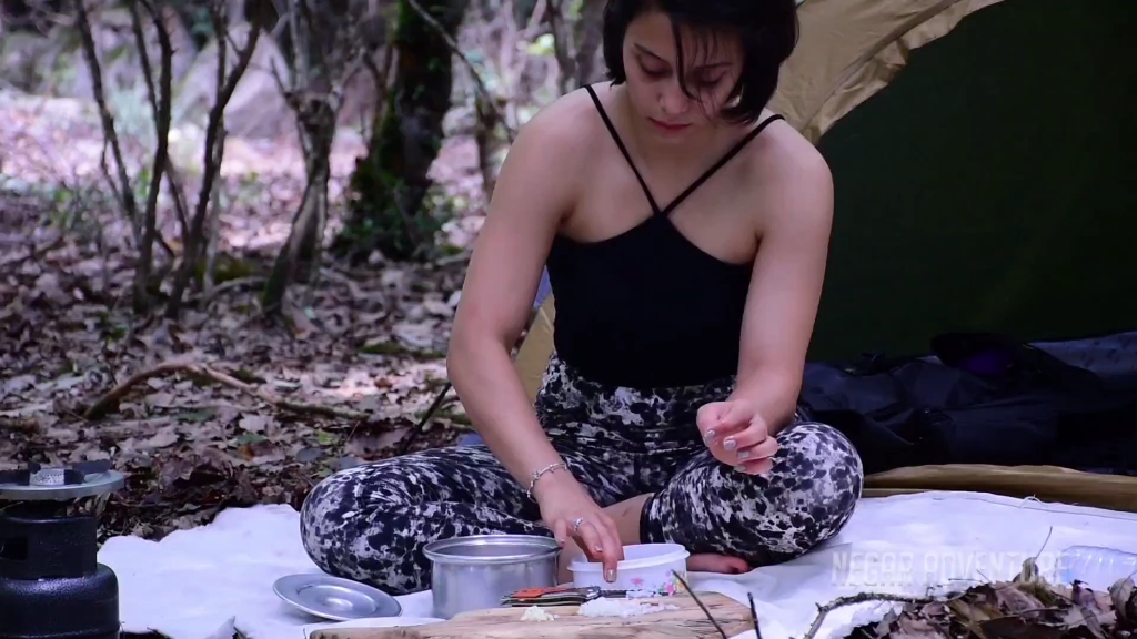 墨西哥美女独自野外露营,帐篷里过夜