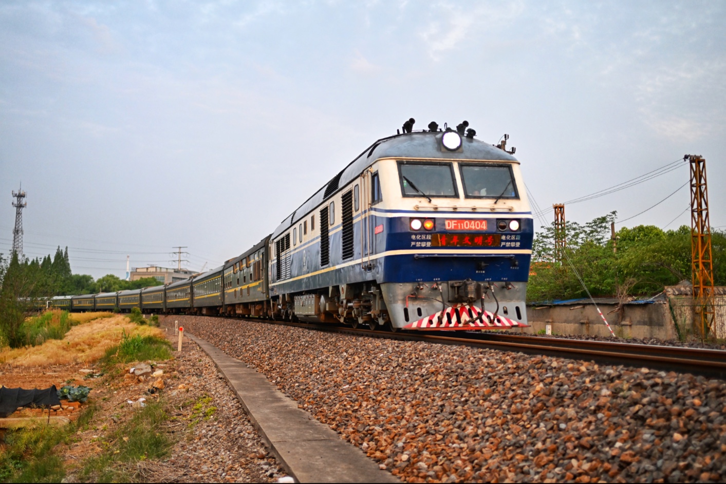 青年文明号机车来了!