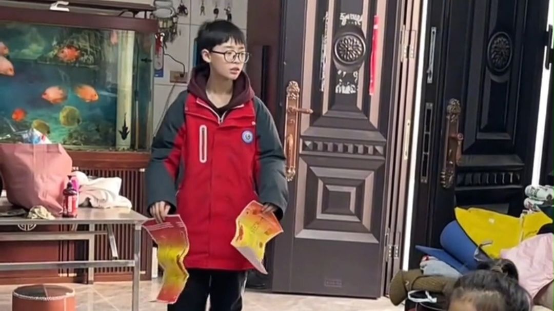 哥哥拿着奖状开心回家“炫耀”，看到被车撞伤躺在沙发上的妹妹，瞬间扔掉奖状心疼大哭海报