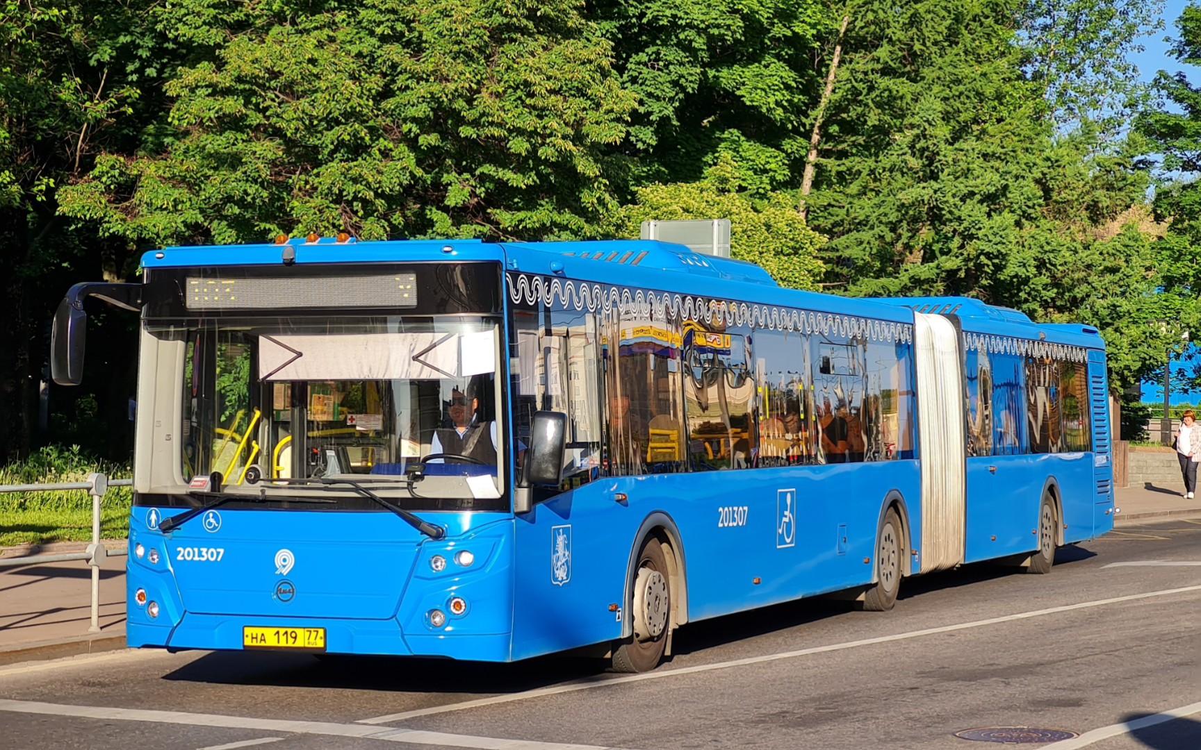 长镜头展示莫斯科2019年的绞接公交