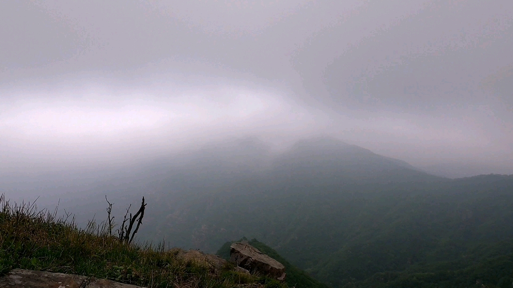 [图]5月8日，冲顶五峰山，山势雄伟，遍布悬崖峭壁，山上云雾缭绕，山间草木茂盛，到此处才明白古人对山峰的敬畏，一座大山足以留住人的魂