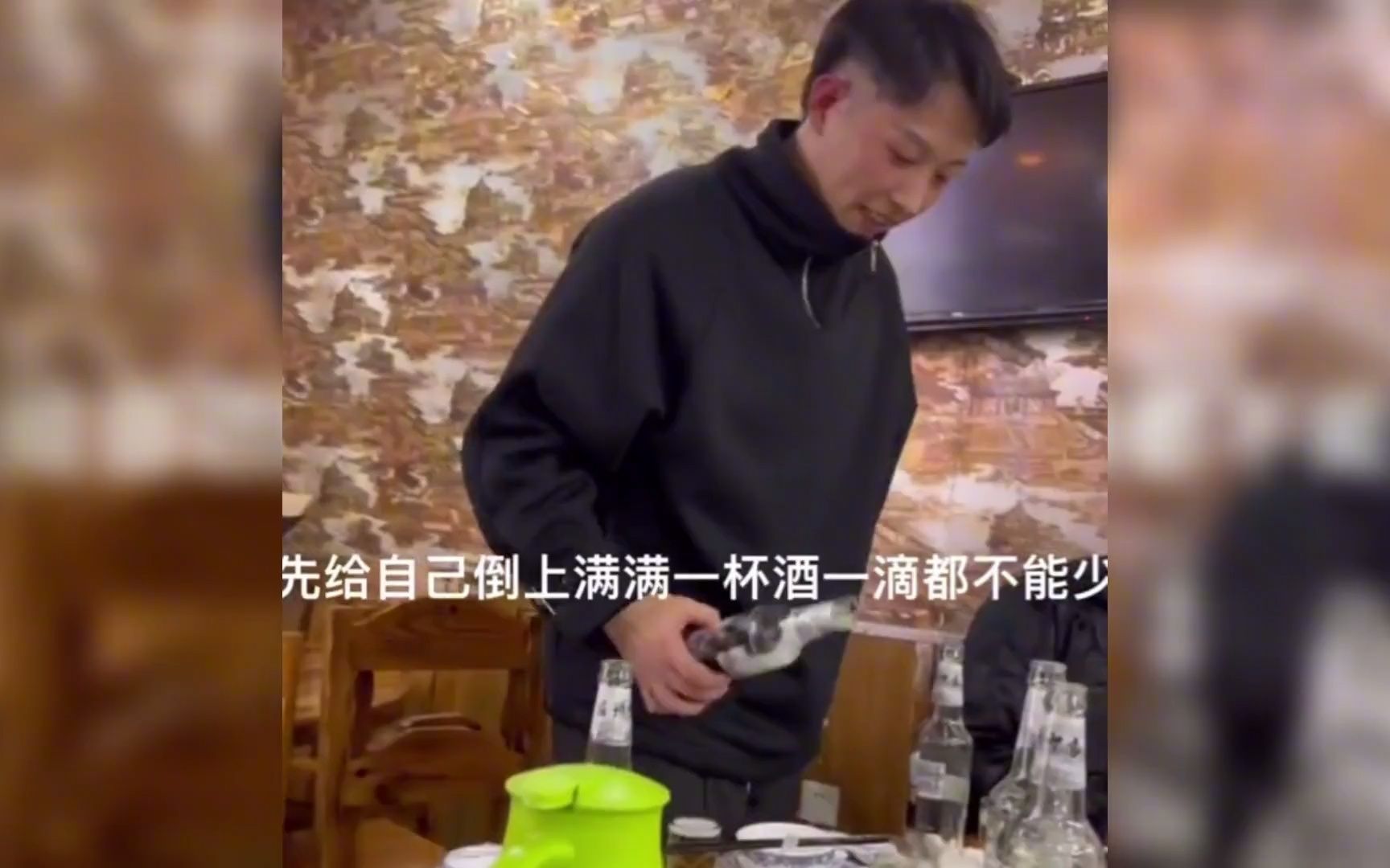 [图]盘点酒桌上的逃酒大师，敬酒时比打饭阿姨手还抖，一滴没喝进去