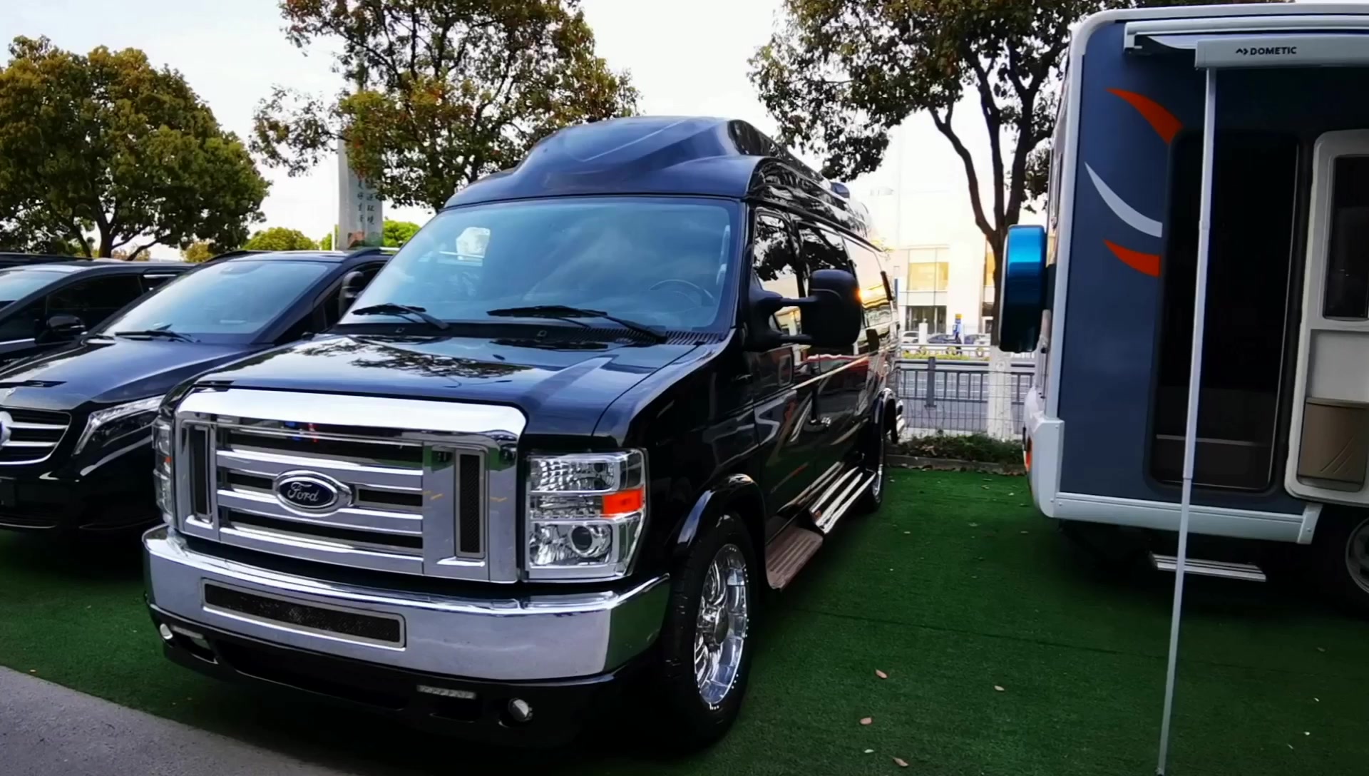 实拍娱乐圈明星最爱的豪华座驾福特e350商务房车