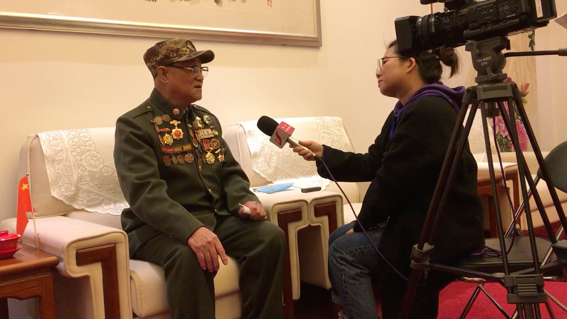 10月25日晚记者采访唐山籍抗美援朝老兵戴小山