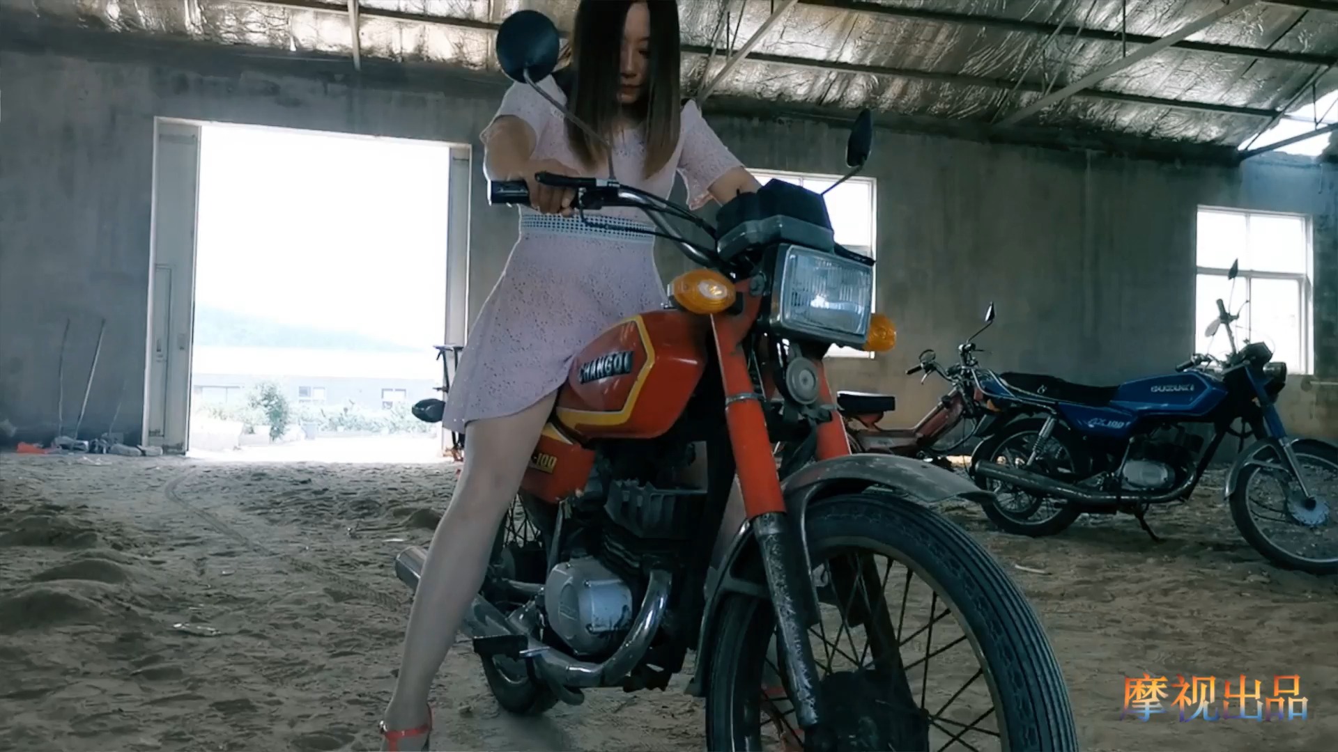 [图]美女踩发启动摩托车