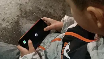 弟弟坚信自己玩的是正版我的世界
