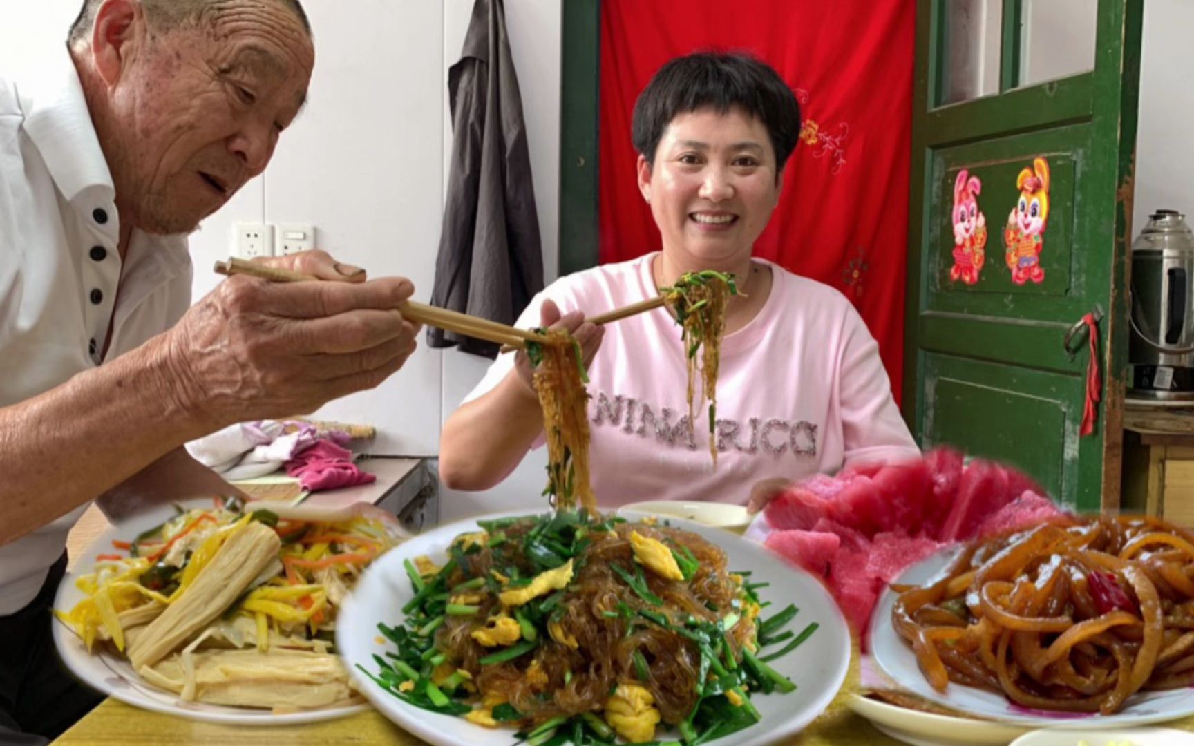 做个二舅爱吃的韭菜炒粉,泡椒猪皮和凉拌菜,荤素搭配,营养美味哔哩哔哩bilibili