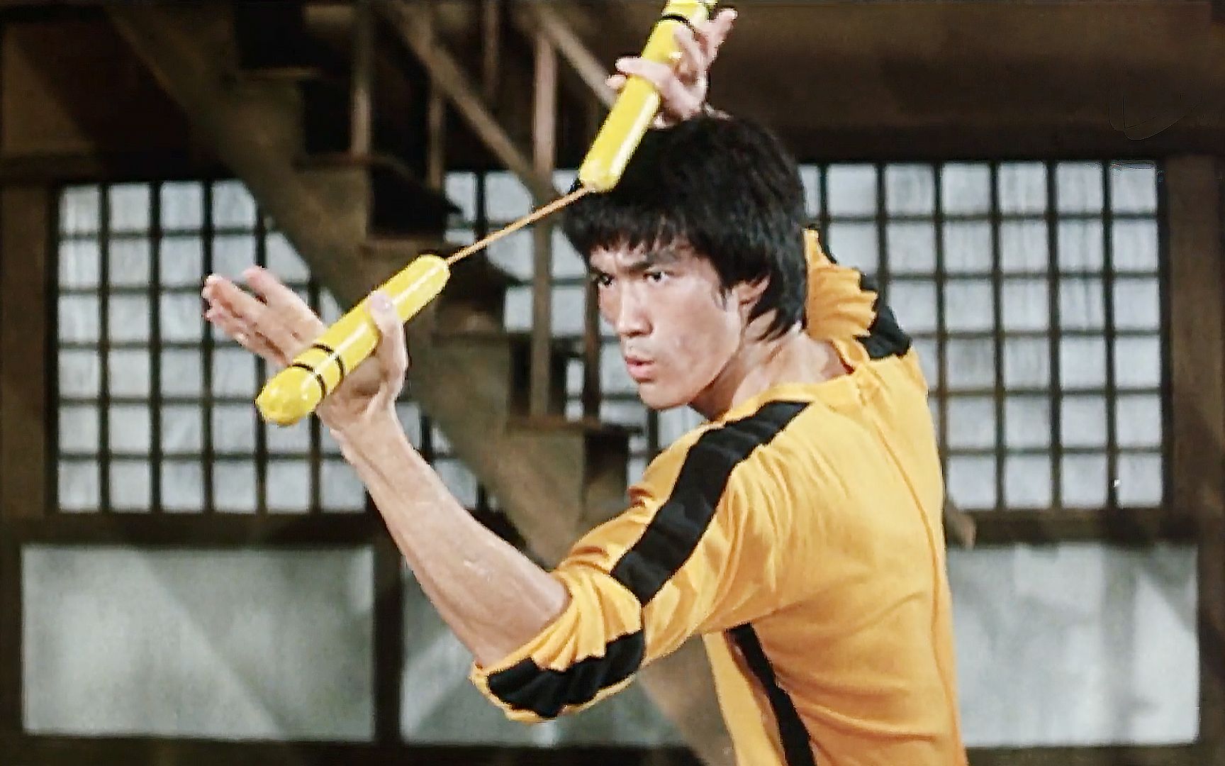 拍卖出天价的电影道具:李小龙双节棍54万,一条白裙460万美元_哔哩哔哩