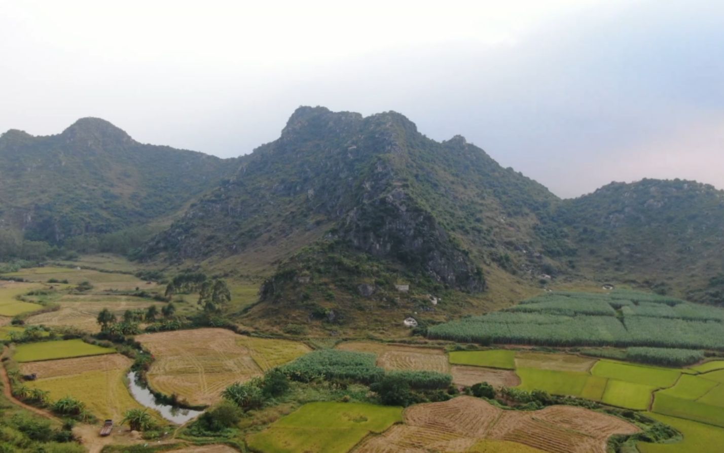 欣赏广西横县山间的古师留题地将军坐殿中风景
