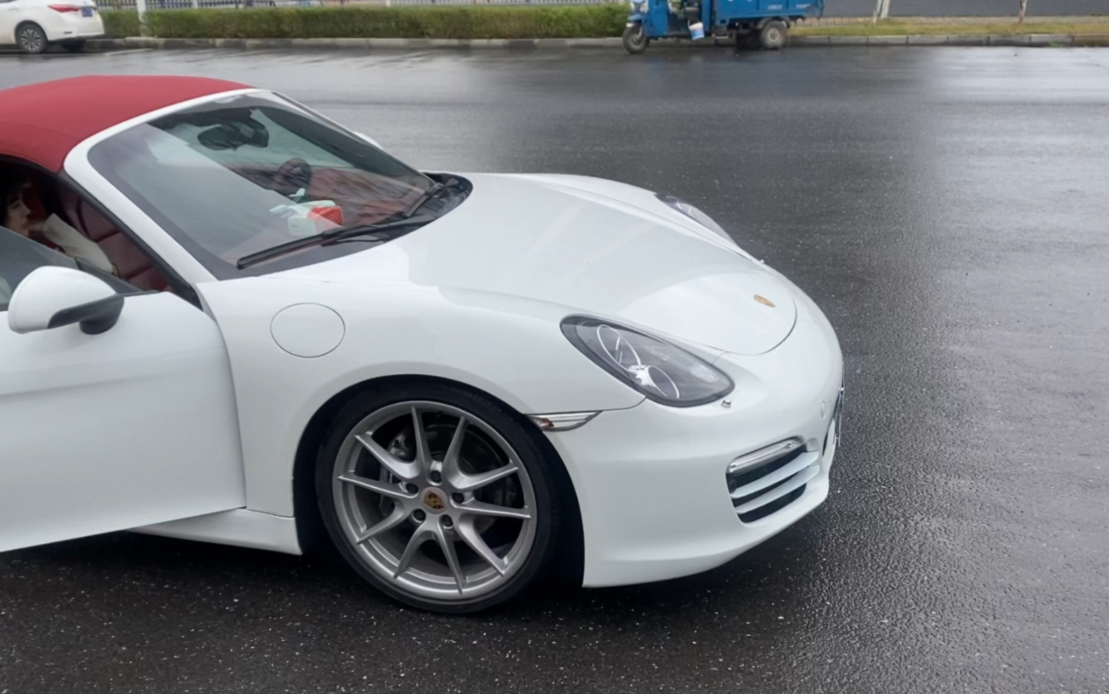 卖了,保时捷敞篷跑车二十出点头卖的,你们敢信吗