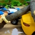 工程车玩具故事：超快跑车，运送木头的货车被撞倒了，吊车来帮忙
