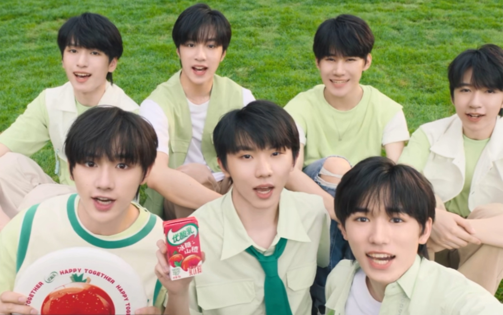 时代少年团新代言优酸乳冰糖山楂.