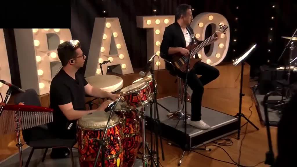 音乐推荐演出现场嗨翻全场架子鼓乐队现场