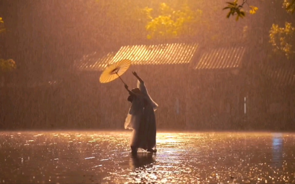 [图]“乱花渐欲迷人眼，雨中起舞弄清影”