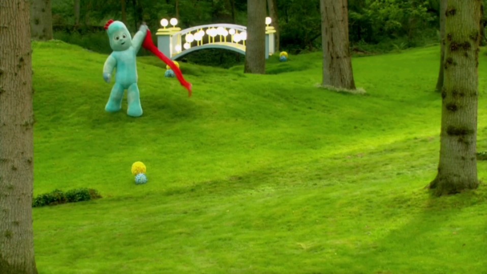 花园宝宝 公园小大阳走路(依古比古)