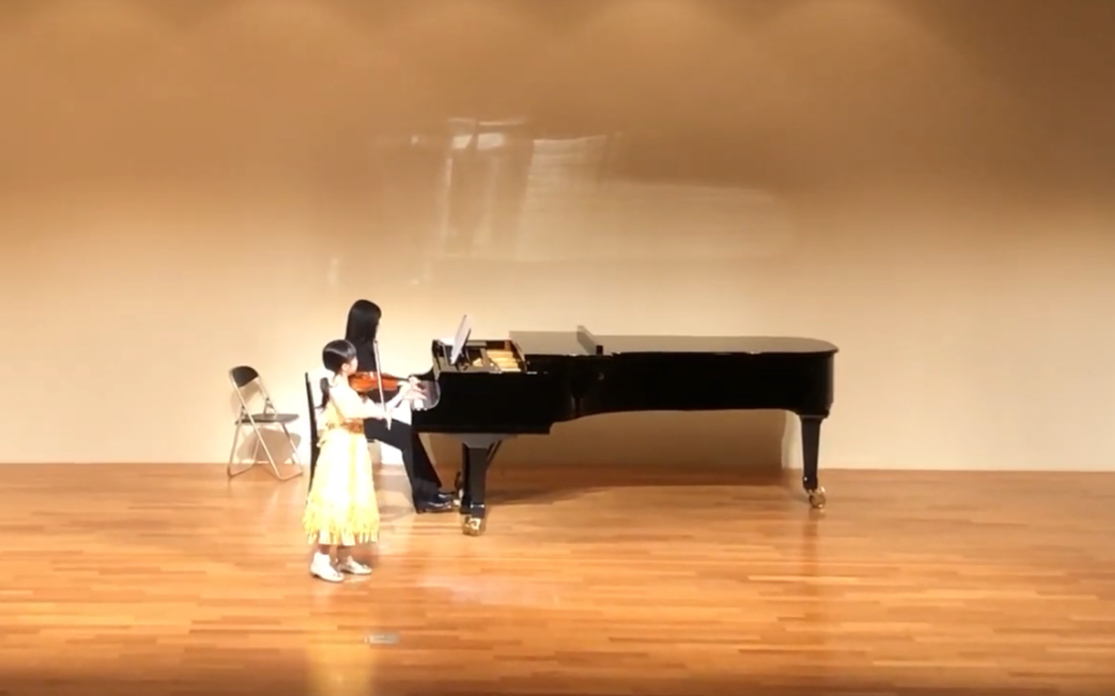 [图]日本双胞胎小女孩 & 帕格尼尼-D大调小提琴协奏曲 第三乐章 Paganini violin concert no.1 3mot (short ver.)