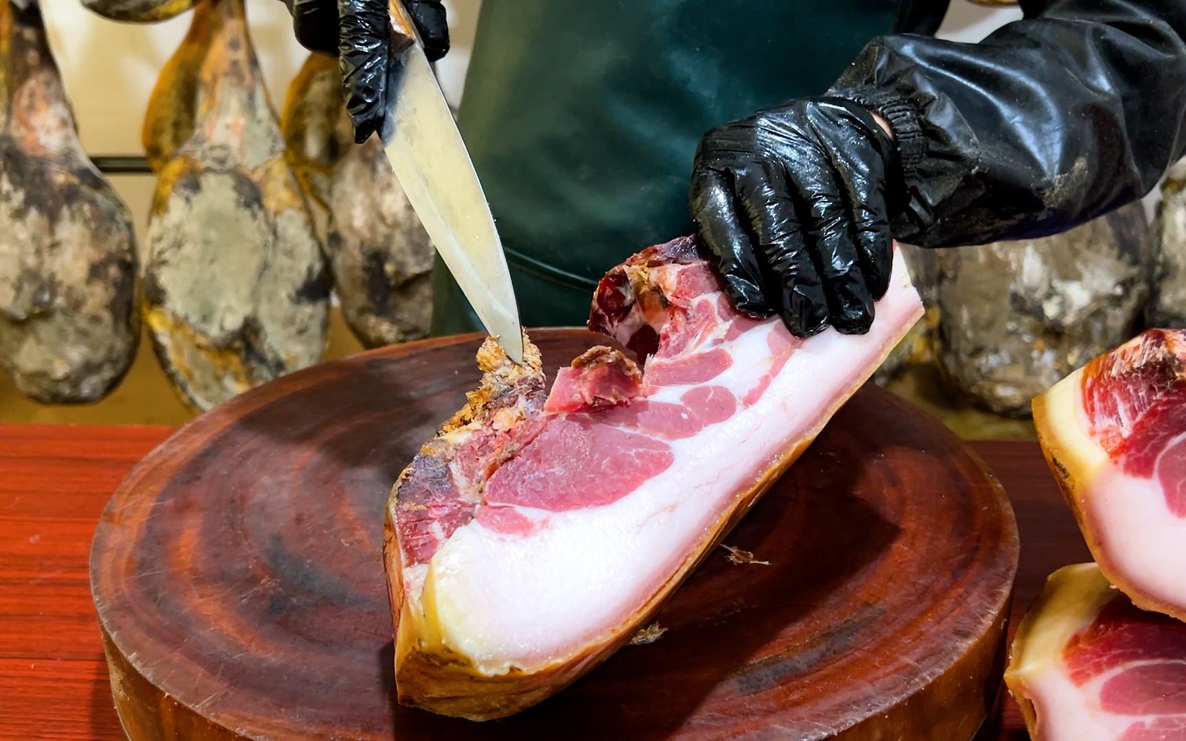 发酵了1000多天的黑毛猪老火腿筒子骨已经发黑骨缝边的肉都糠了