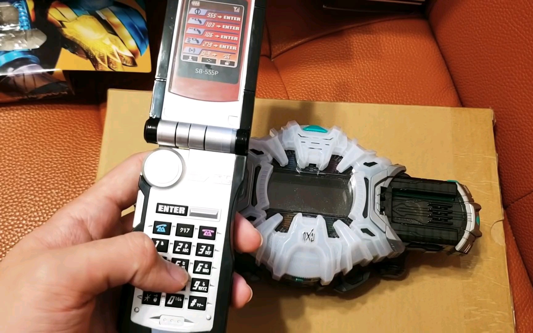 当你把faiz的手机插到时空驱动器上会发生什么 手动滑稽_哔哩哔哩