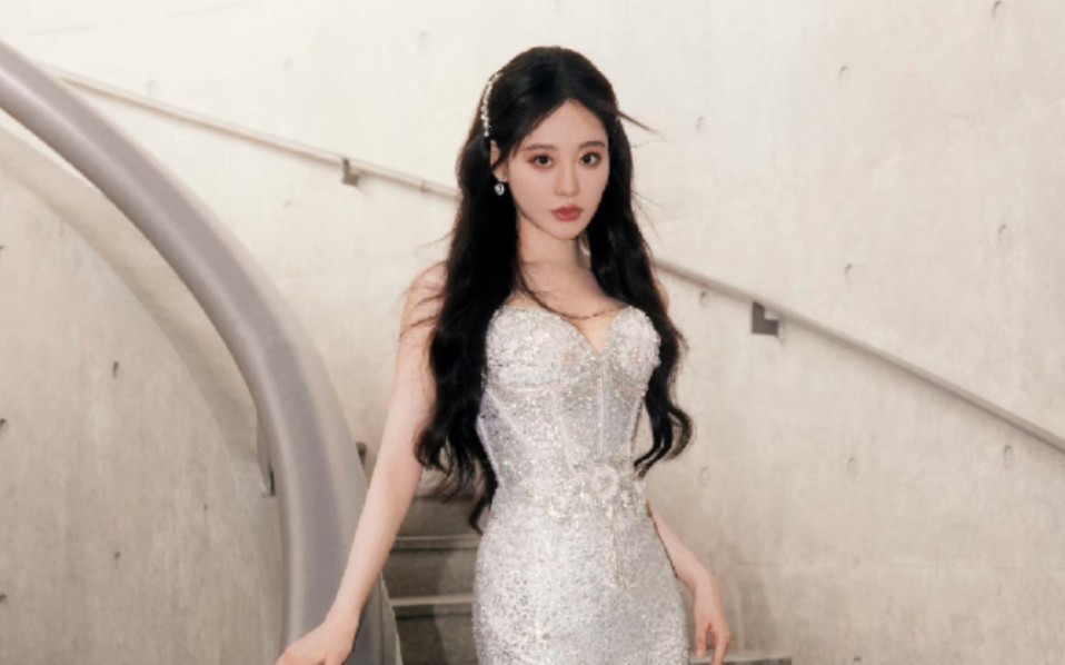 祝绪丹银色亮片开叉裙,优雅与活泼可爱并存,又美又仙