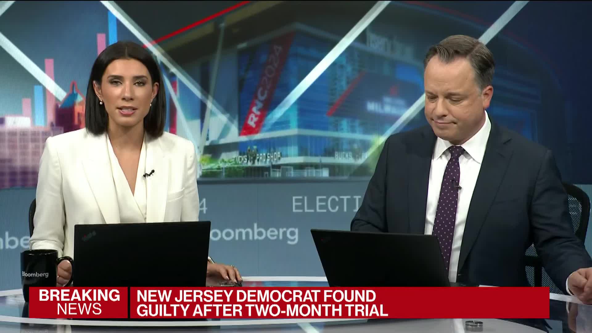 07.16-参议员鲍勃·梅嫩德斯在腐败审判中被陪审团定罪