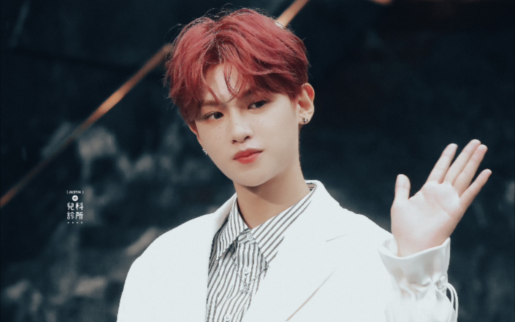 黄明昊格纹红裙造型lv2021秋冬男装活动