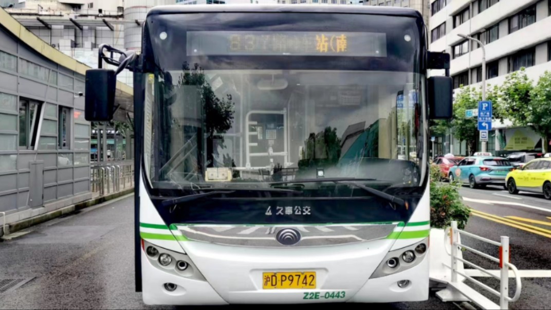 (巴士三公司)上海837路公交车终点站上海火车站(南广场)离站(上海火车