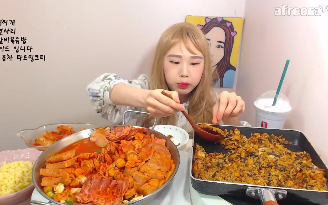 韩国吃播大胃王卡妹紫菜辣白菜和鸡胸肉和鸡肋炒饭放纵吃火腿佛兰西斯