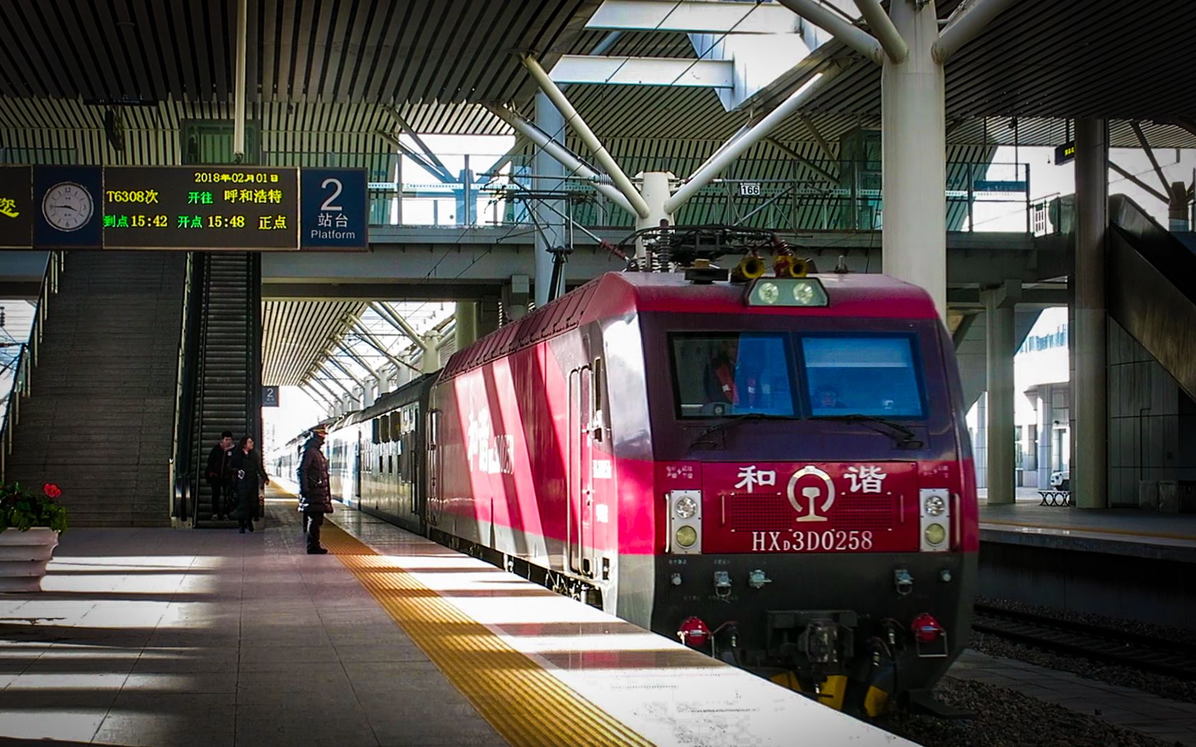 hxd 3d0258牵引t6308次驶入包头站2站台