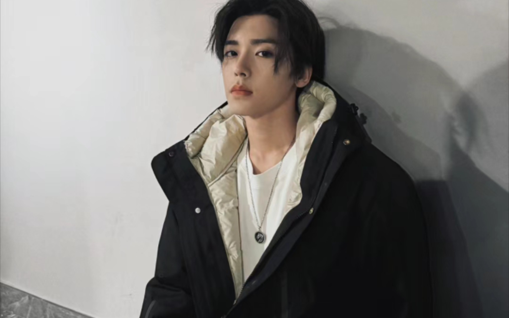 冬日帅哥侯明昊来啦,眼睛漂亮得让人心动!