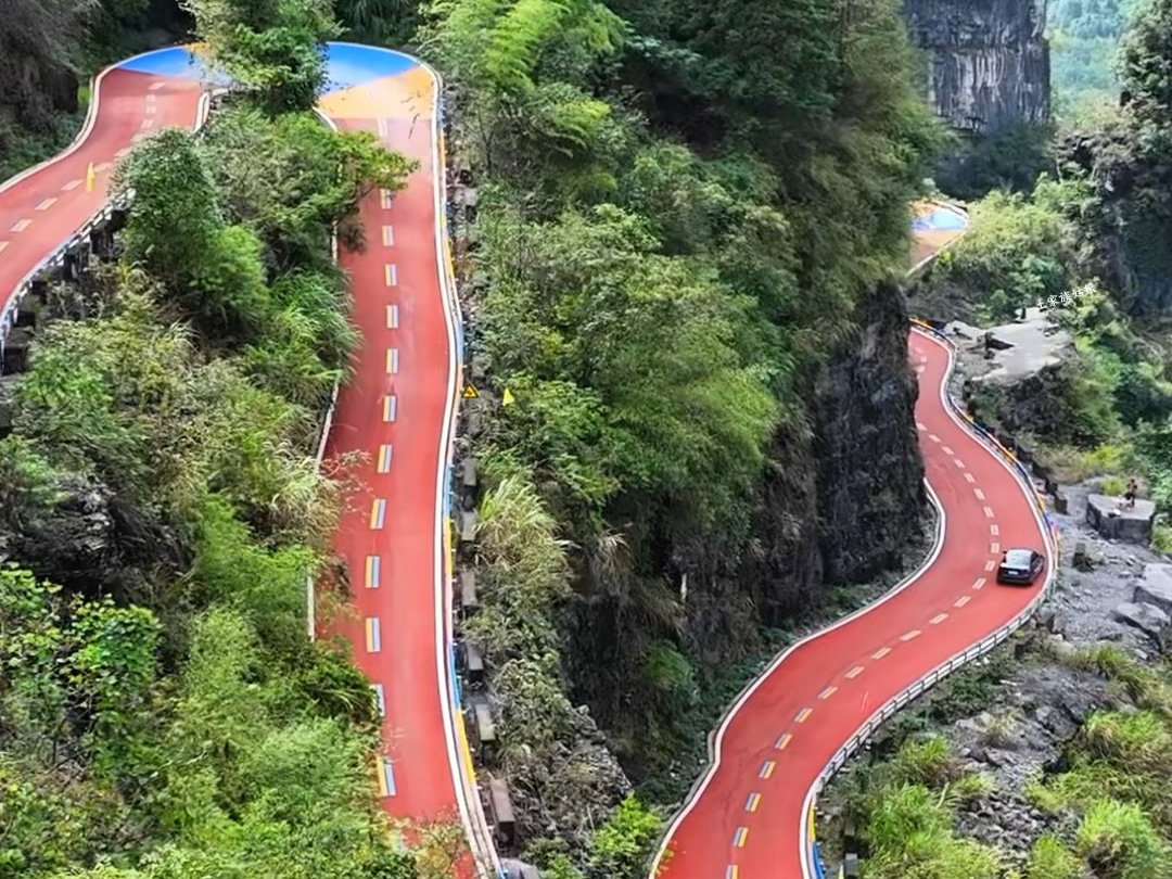 位于矮寨大桥对面的网红盘山公路,叫家庭村,一条老司机看了都腿软的山路.哔哩哔哩bilibili