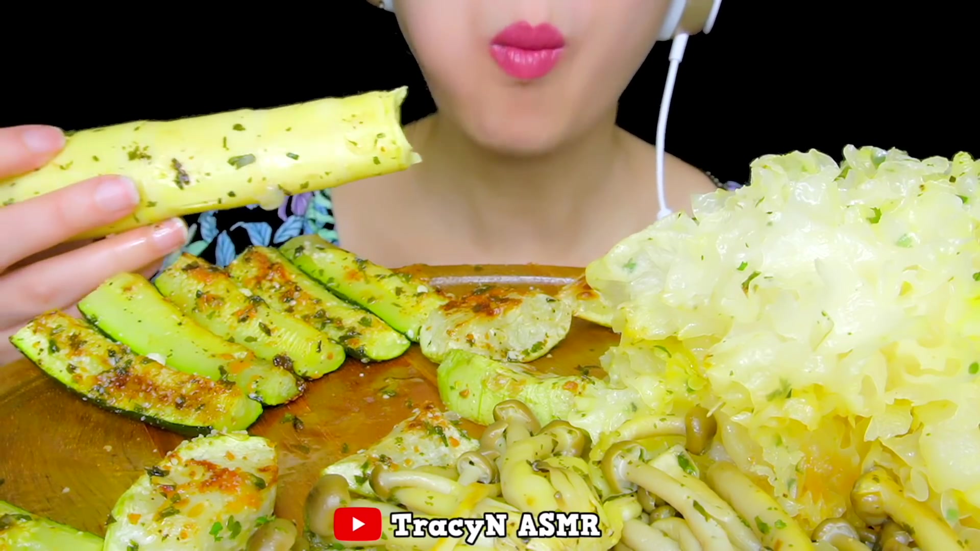 【越南吃播】特蕾西——银耳,烤黄瓜,竹笋和雪真菌蘑菇(今日更新4集)