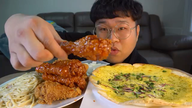 韩国胖子威,吃鸡蛋饼,炸鸡,芝士拌面
