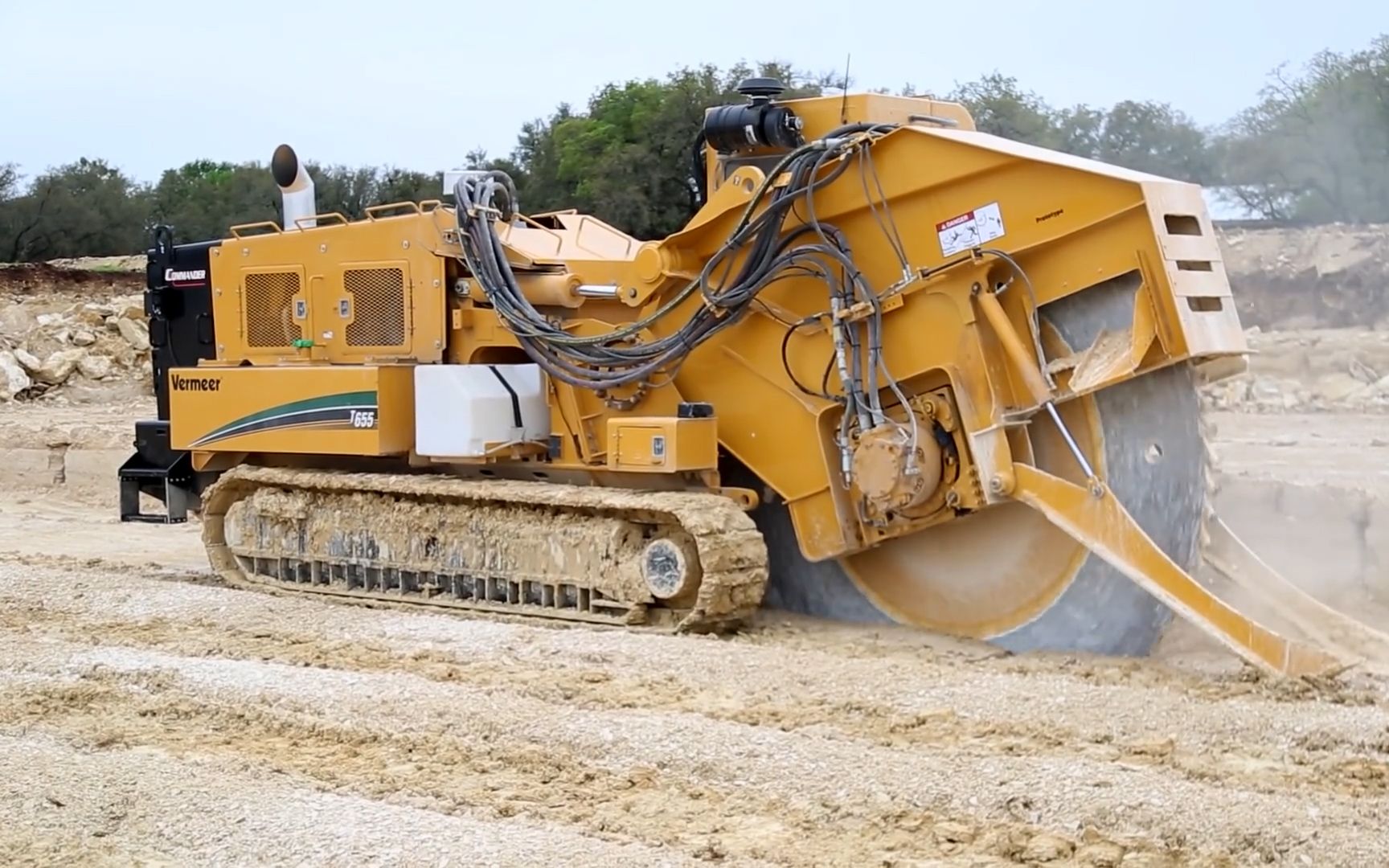 国外发明圆锯开沟机,直径两米的锯片不断旋转,一条深沟就切好了