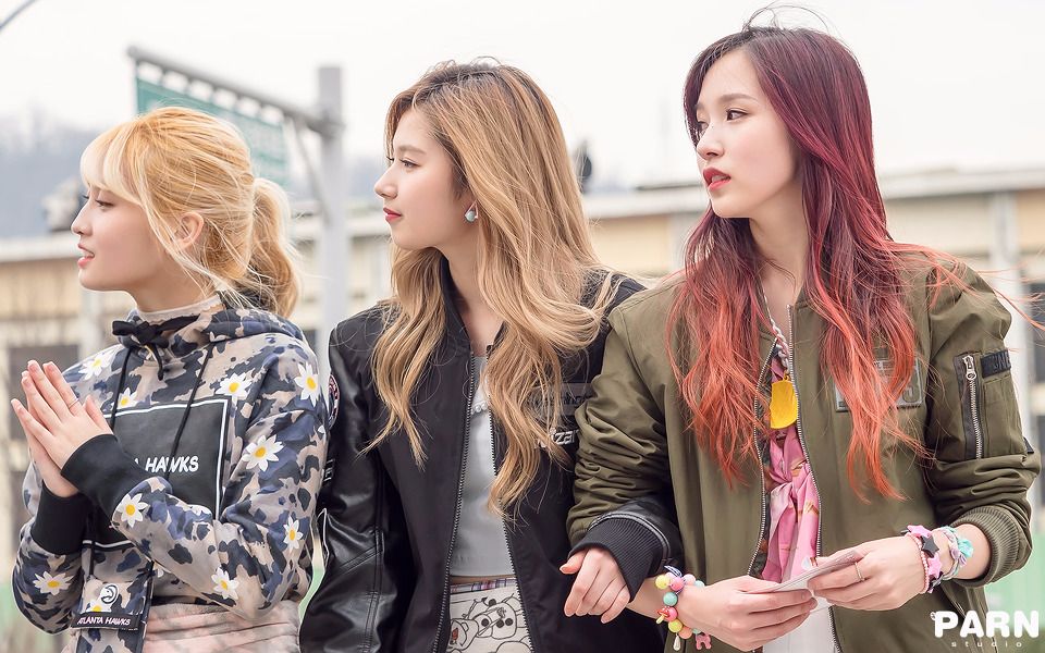 [twice] 樱花line版 - 迷你短裙(鼻血注意)_哔哩哔哩 (゜-゜)つロ