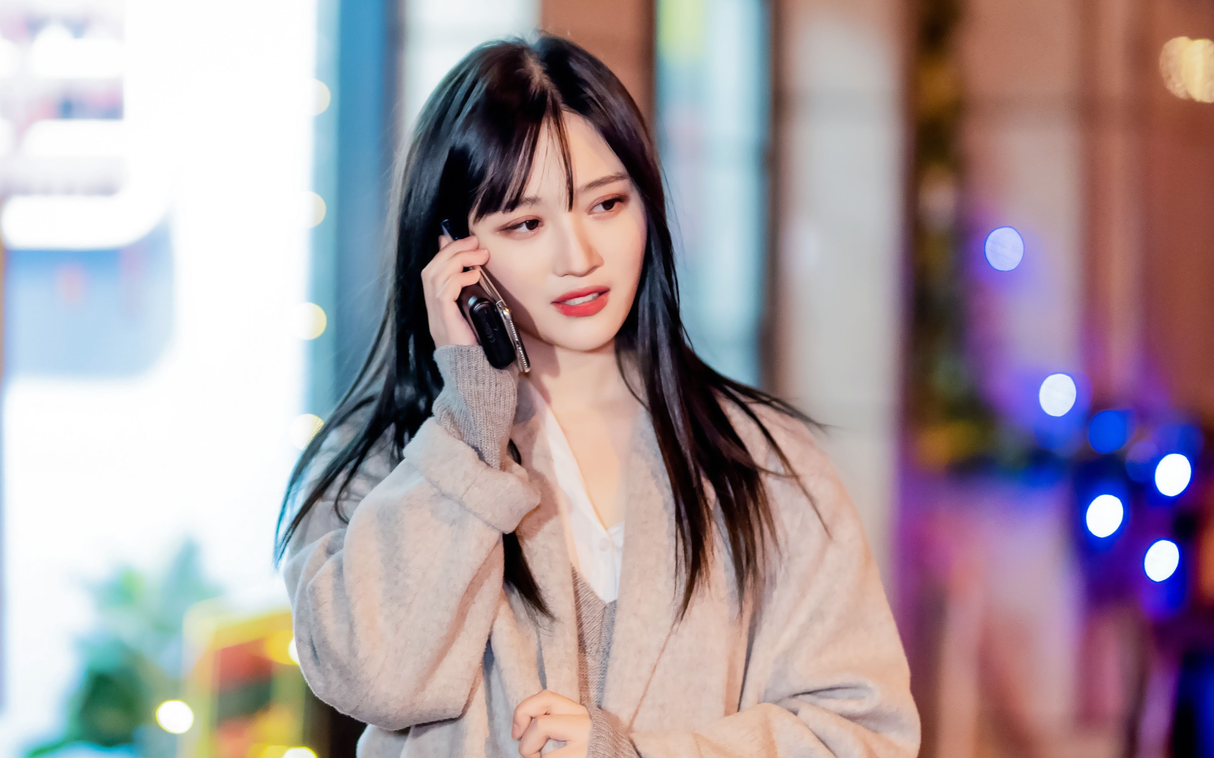 费沁源190209直播头发长多了开心不是奶t是可爱女孩安利润唇膏猫都是