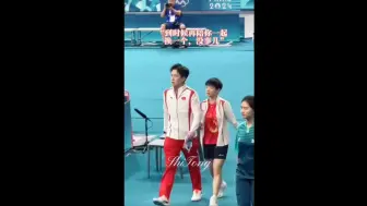 Descargar video: 大头被踩拍，他真的很心痛，但她说会陪他再换一个