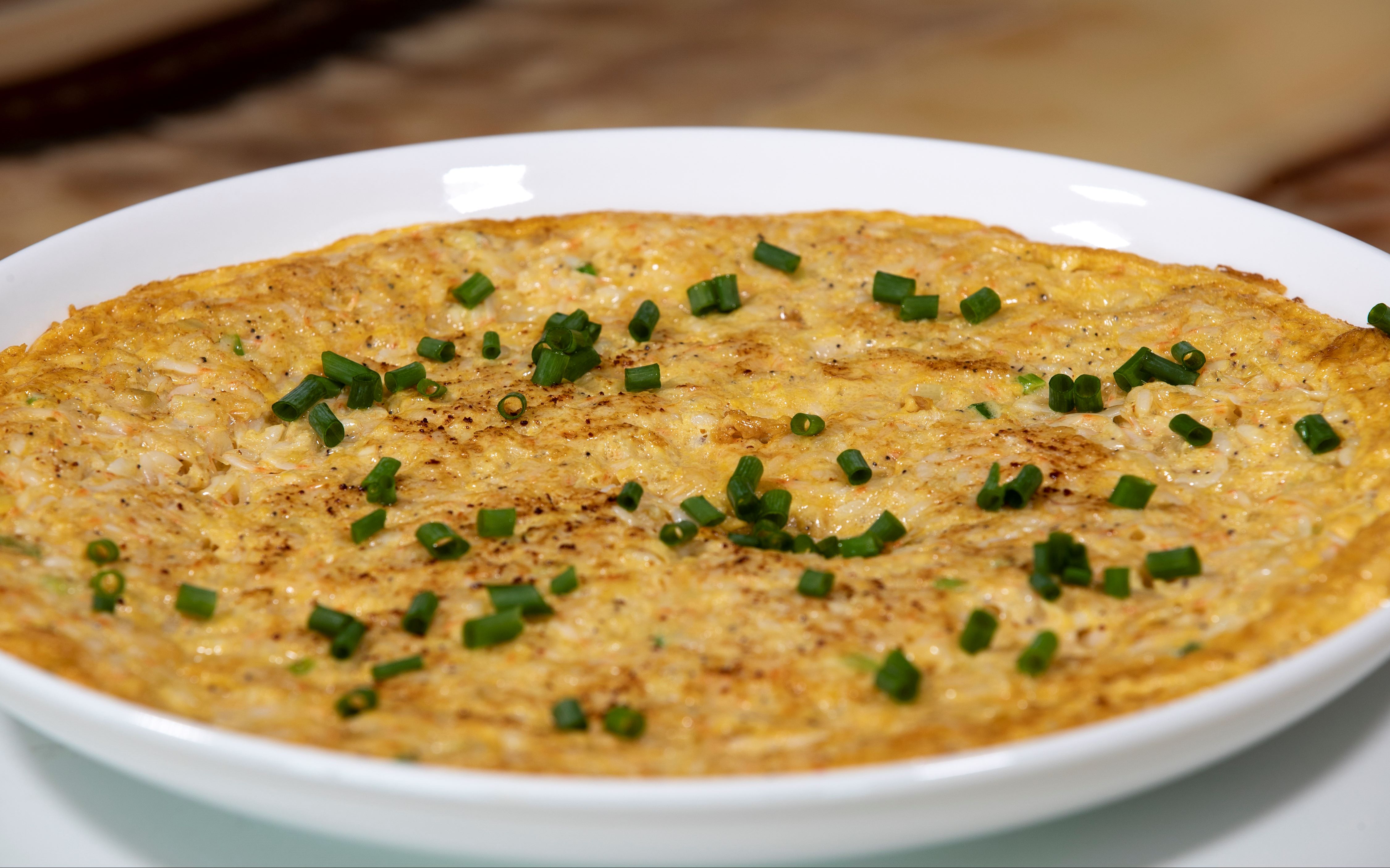 鲜虾皮煎鸡蛋简单的渔民家常菜,味道鲜香色泽金黄,好看又好吃