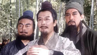 “三顾臣于草庐之中，咨臣以当世之事”