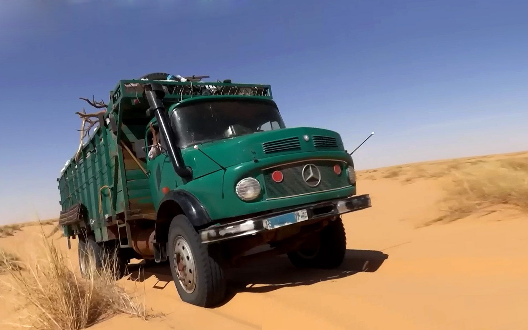毛里塔尼亚沙漠之旅,卡车抵御40度高温,用捡来的动物毛皮当水壶