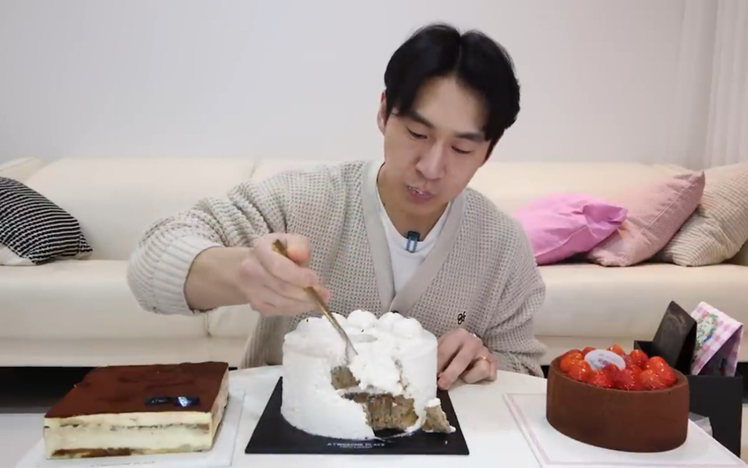 【banzz奔驰小哥】吃奶油蛋糕 草莓蛋糕和提拉米苏蛋糕