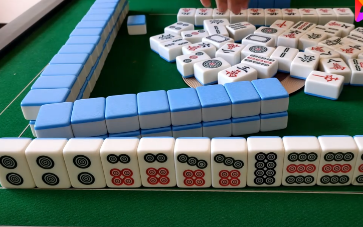 麻将对家送来绝张边七饼,小哥完美胡下清一色,喜不胜收