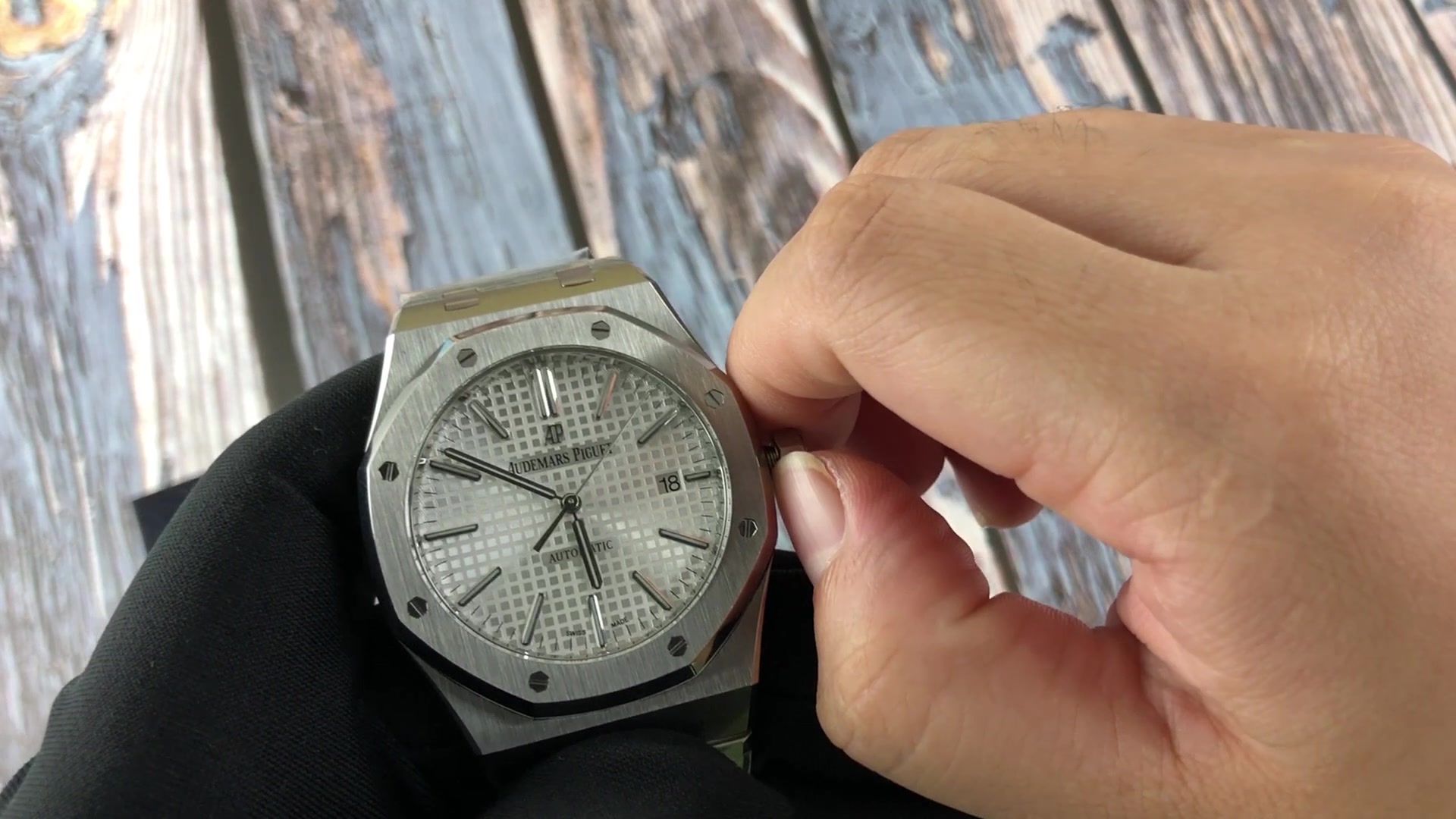 小维鉴表:简单大方的钢表之王,终于知道爱彼15400为什么那么欢迎了!