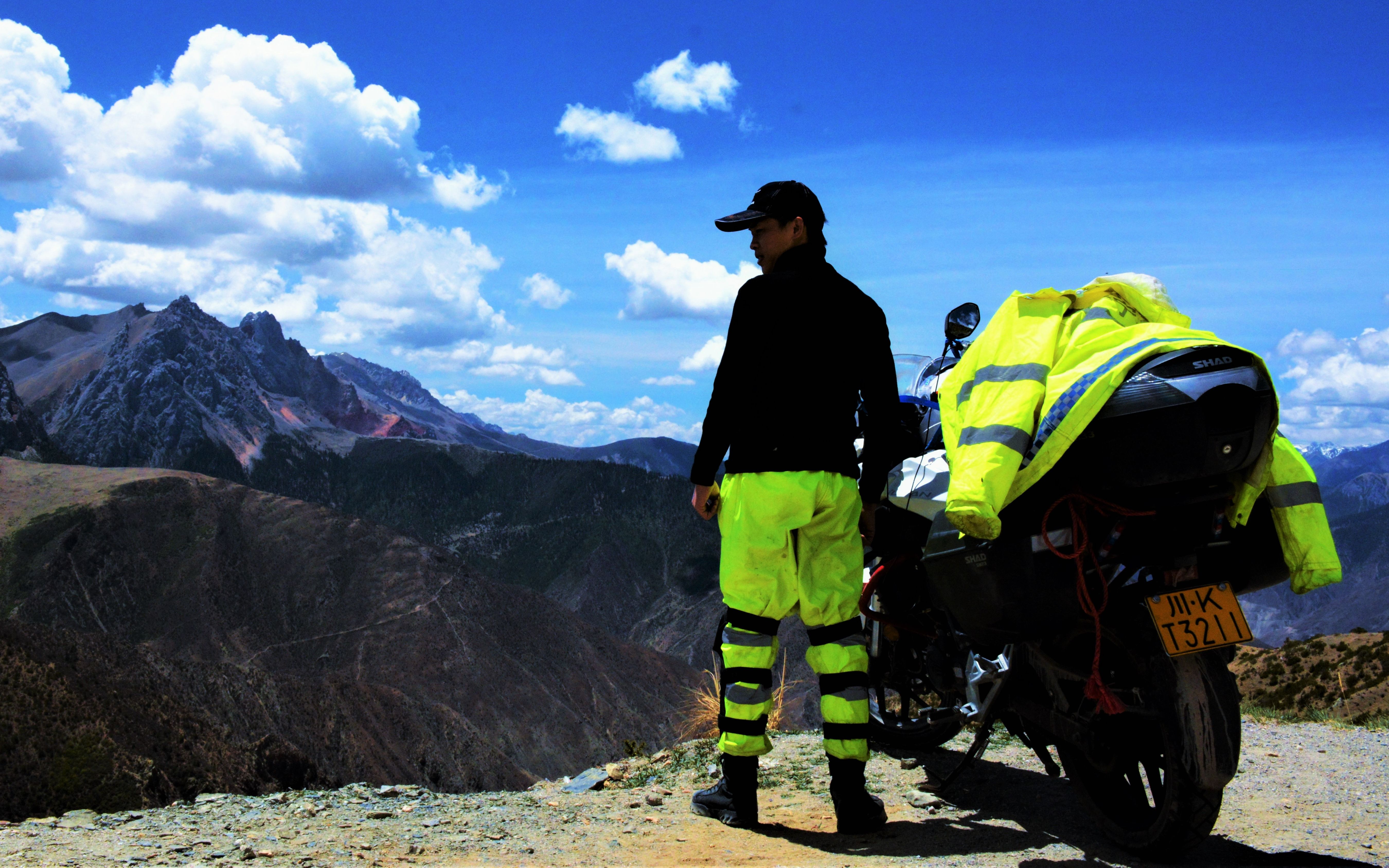 骑着摩托车去西藏旅行