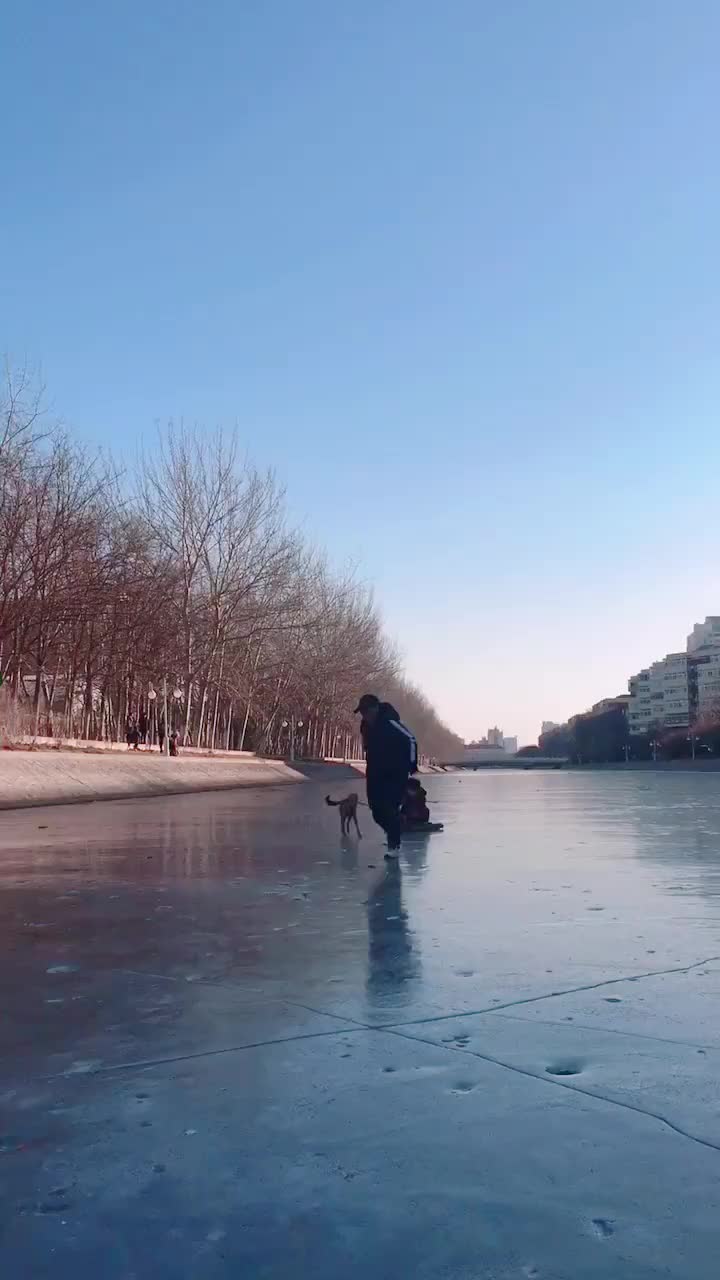 呲溜滑小时候的快乐很简单