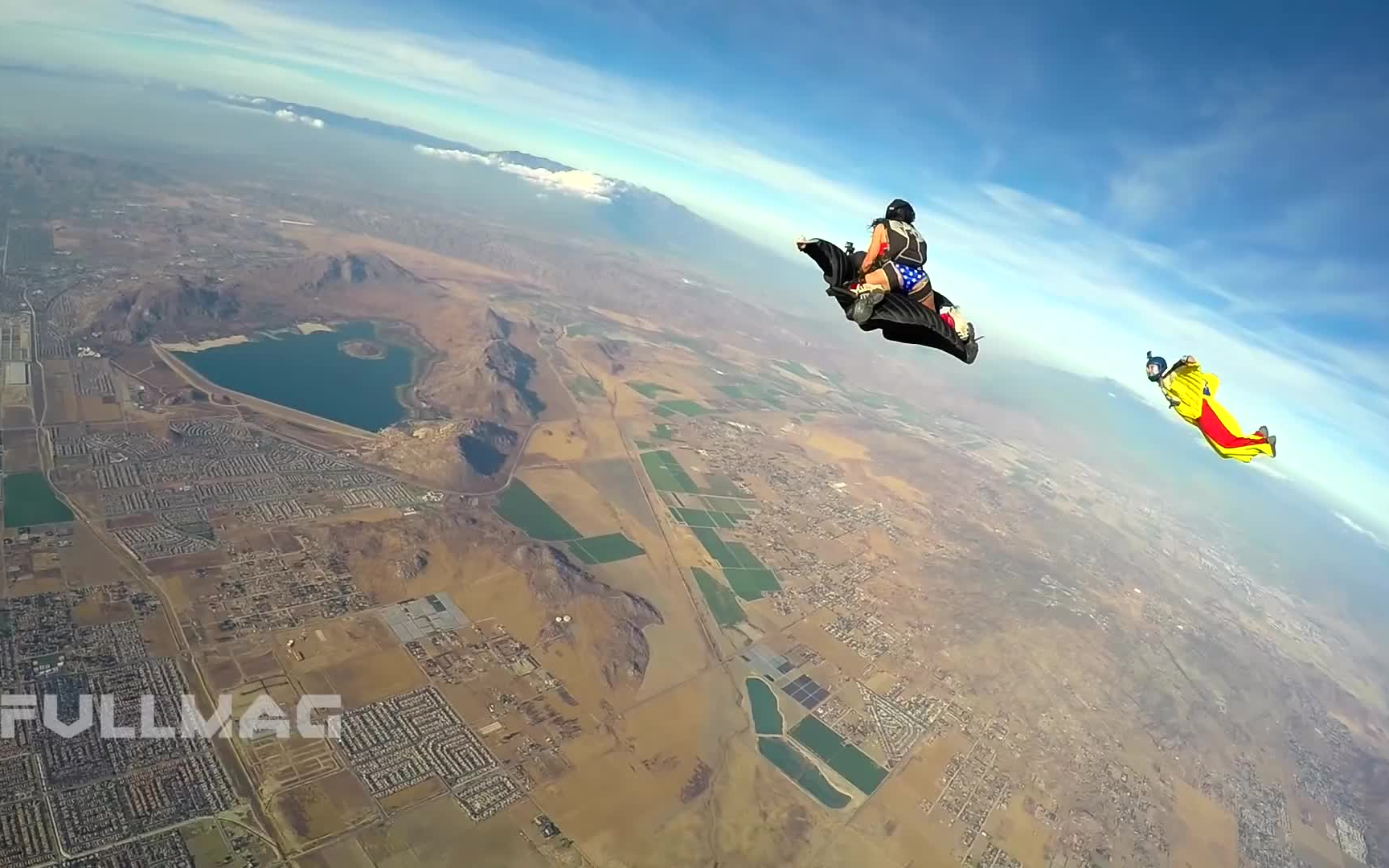 飞行服还能载人的美国女子骑乘滑翔衣男子飞越高空wingsuitrodeo