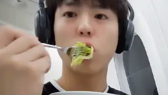 是我们干吃播也会红的朴宝剑hhh，吃的太可爱了吧！萌死了！新代言很适合小吃货hhh