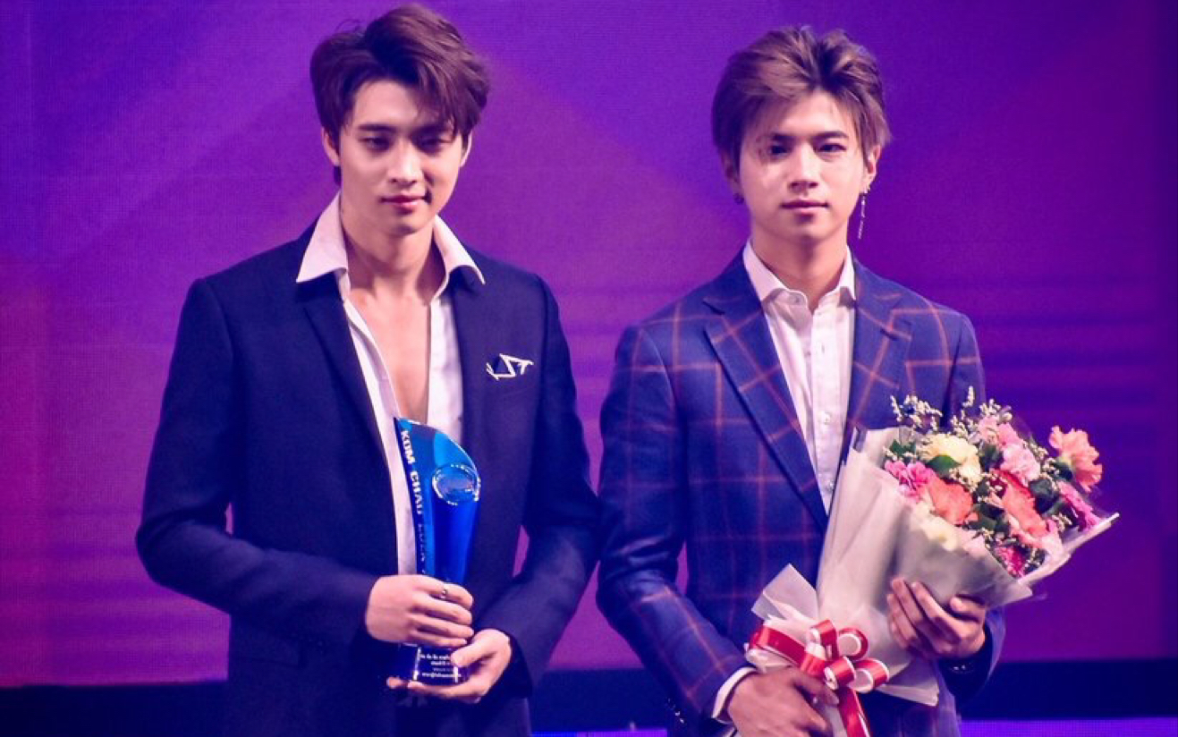 【meanplan】今晚是拿奖杯的34和捧花的乐乐一起给前辈颁奖～ mp走花