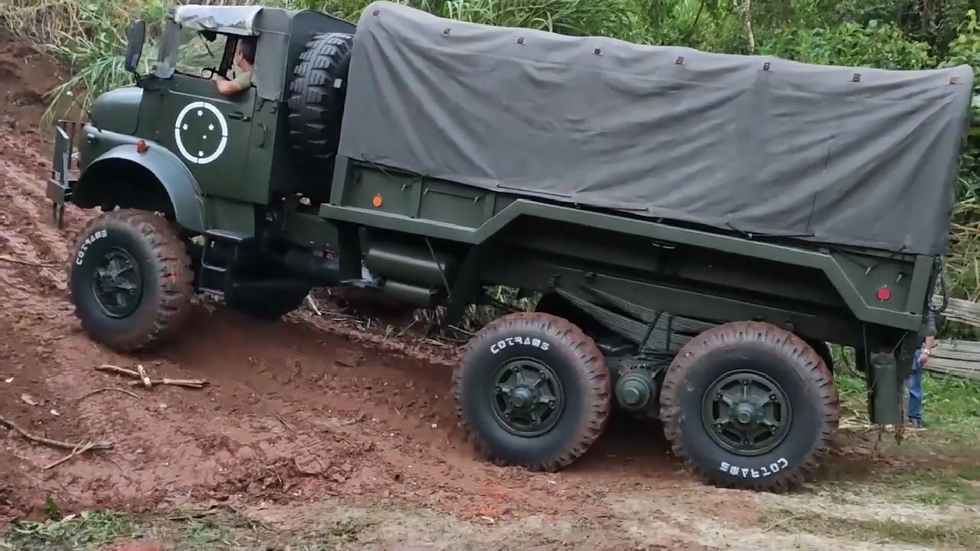 奔驰军用卡车六轮驱动上坡真的毫不费力