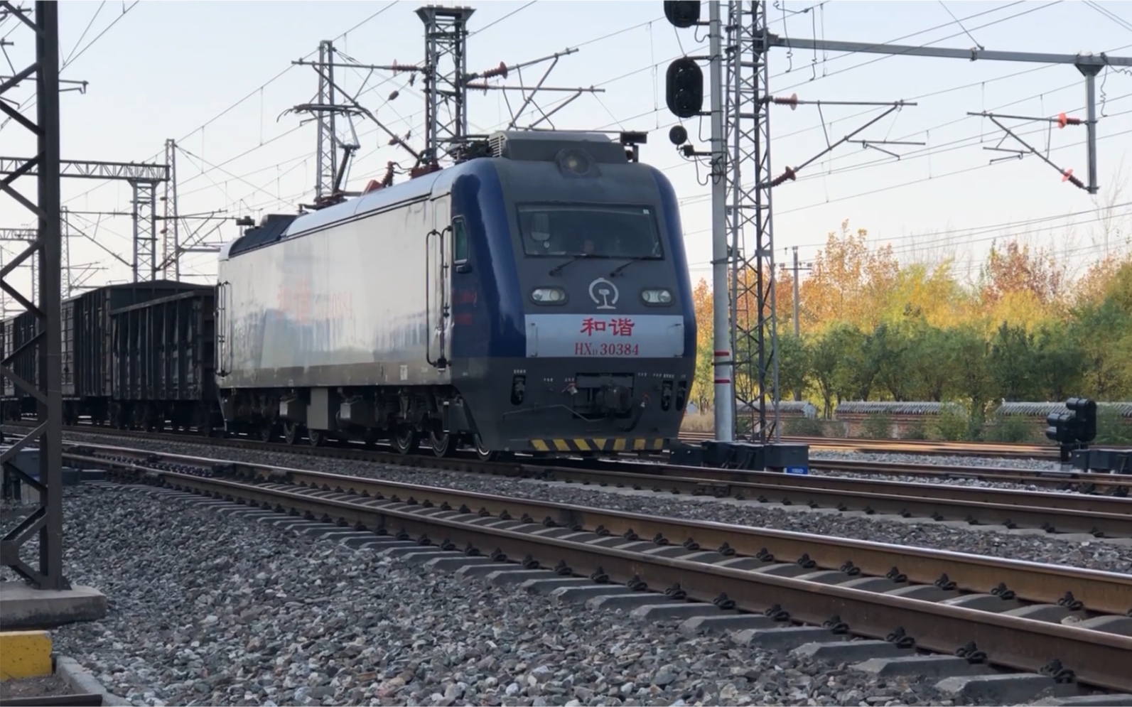 hxd30384济局西段牵引混编货列驶出京沪线杨柳青站向曹庄站方向行驶